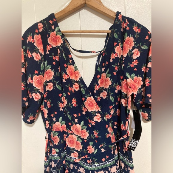 Francesca’s Trixxi Coral & Navy Blue Rose Floral Romper Size Medium - Picture 6 of 16